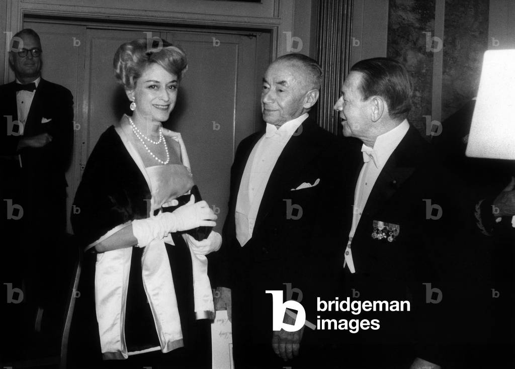 Mrs Hugh Chisholm during a conversation French Prime Minister Paul Reynaud and Mr Harvey S. Firestone Jr. on 21 April 1961 at a dinner of the French Legion of Honour at the Waldorf-Astoria Hotel in New York Neg: 70164PL