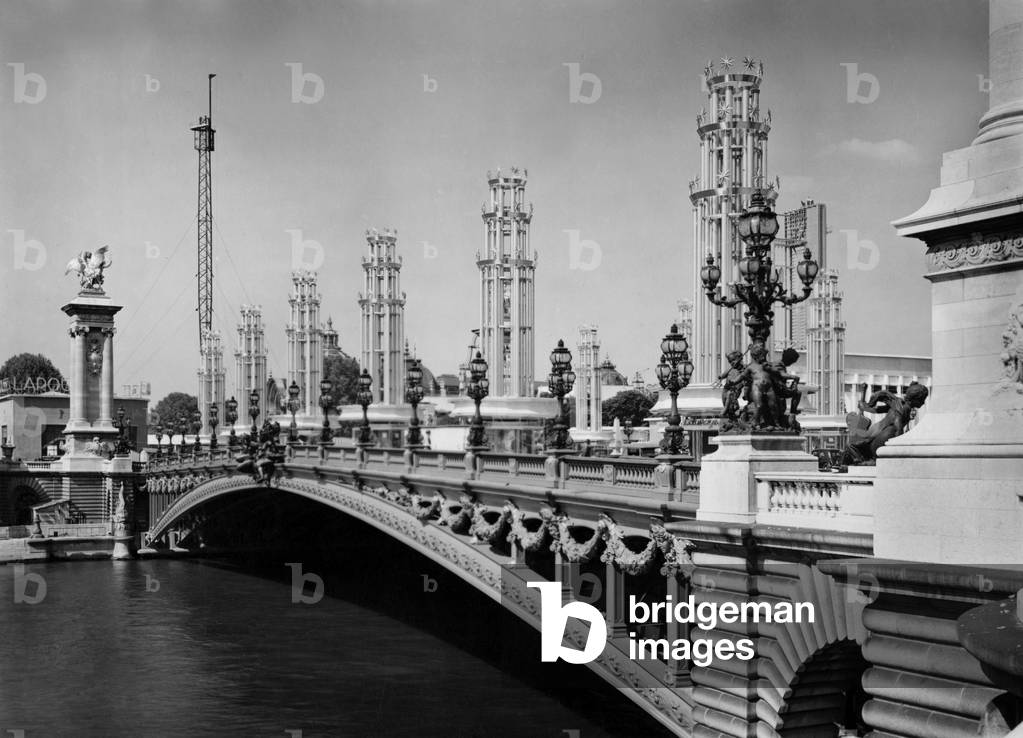 World Fair, Paris, 1937 : the way of light and radio on the Pont Alexandre III (bridge) by Philips and architect Henri Favier