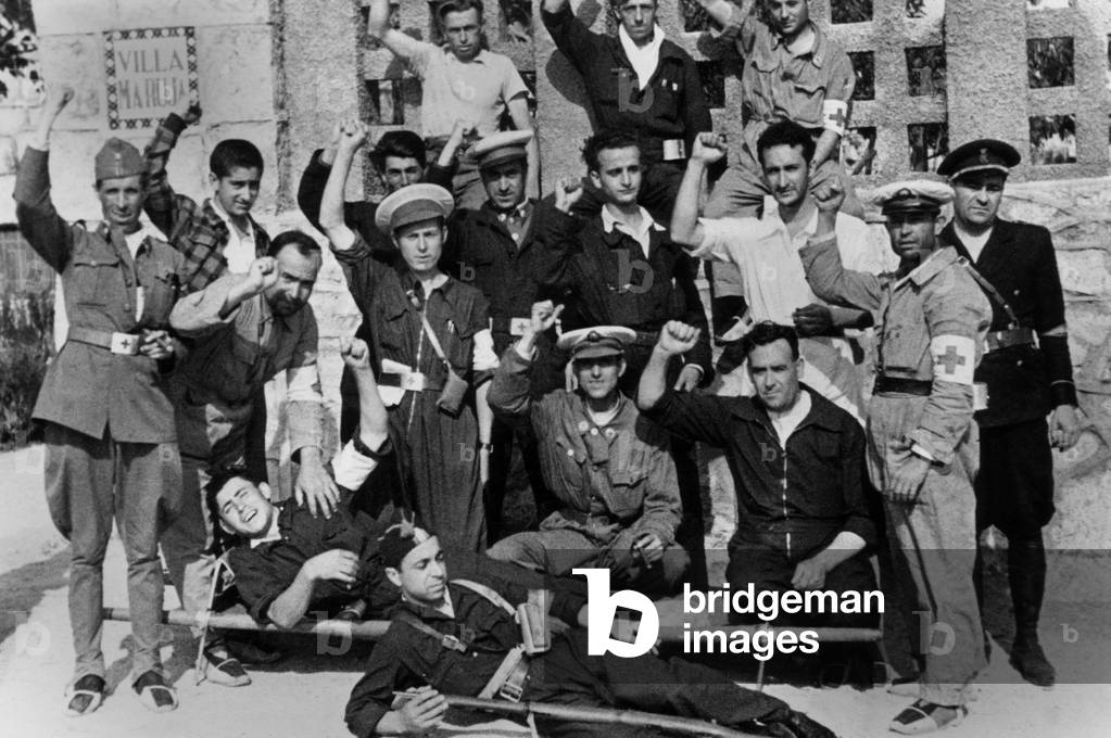Spanish Civil War 1936 - 1939 which opposed republicans and nationalists (who won) : here members of Red Cross, shaking their fists