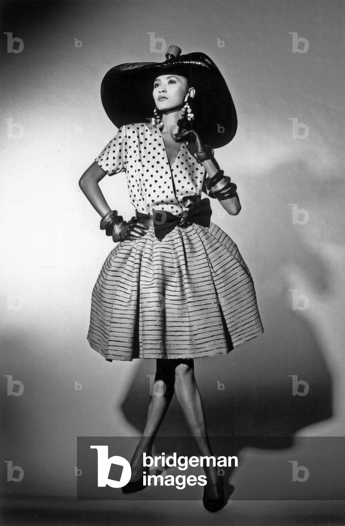 Balmain fashion created by Erik Mortensen, spring summer 1988 : large hat, polka dot top, skirt, bracelet