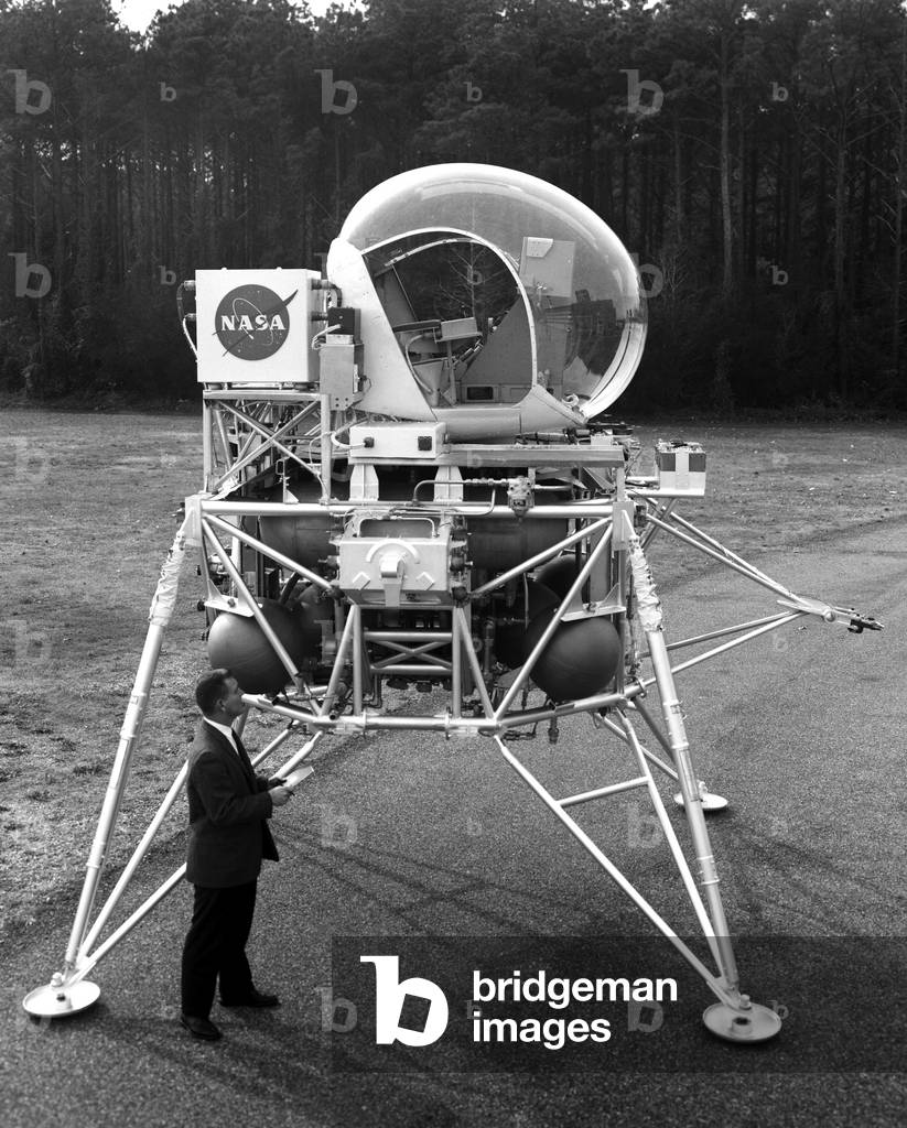 test sur le vehicule qui servira alunir, au centre de recherche de Langley; Hampton,Virginie.- Vehicle for Lunar Landing Research Facility at Langley Research Center, Hampton, Virginia.