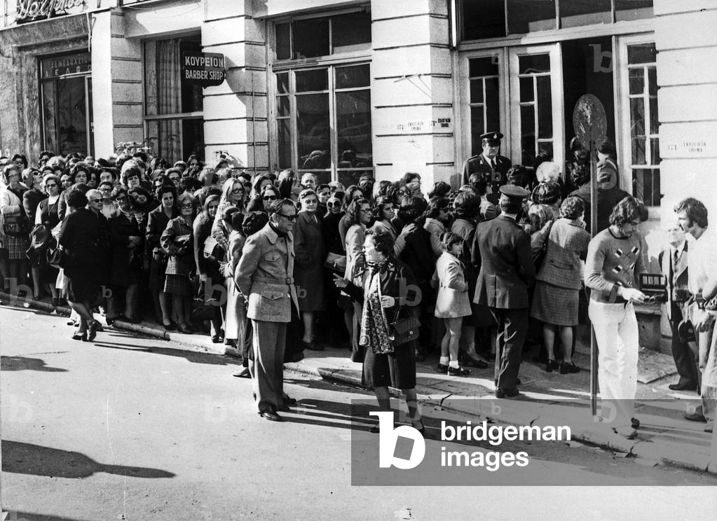 December 8, 1974 : referendum in Greece : Greeks voting against monarchy and for republic