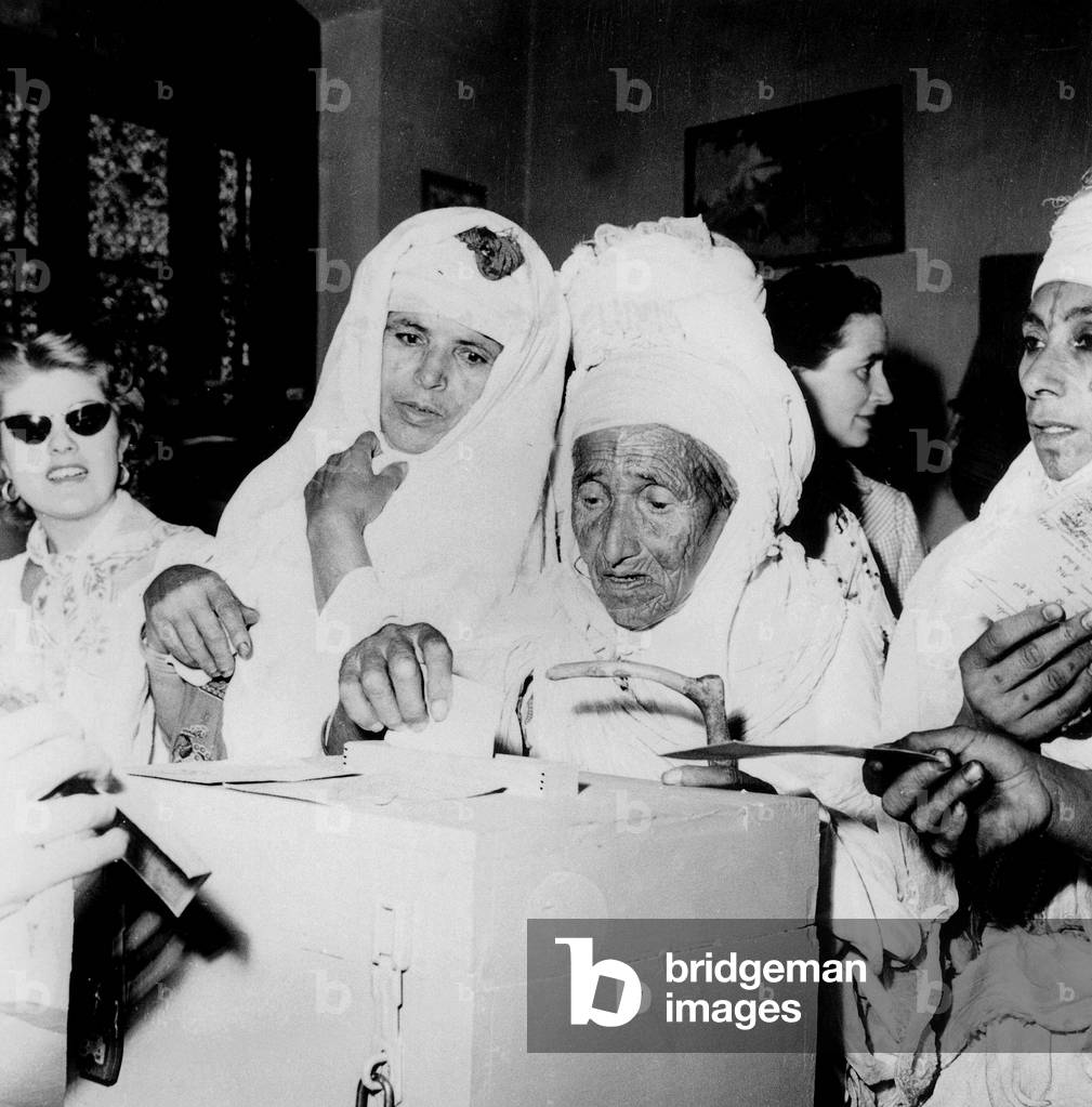 Algerians voting during the referendum taking place on 28/09/1958 (photo)