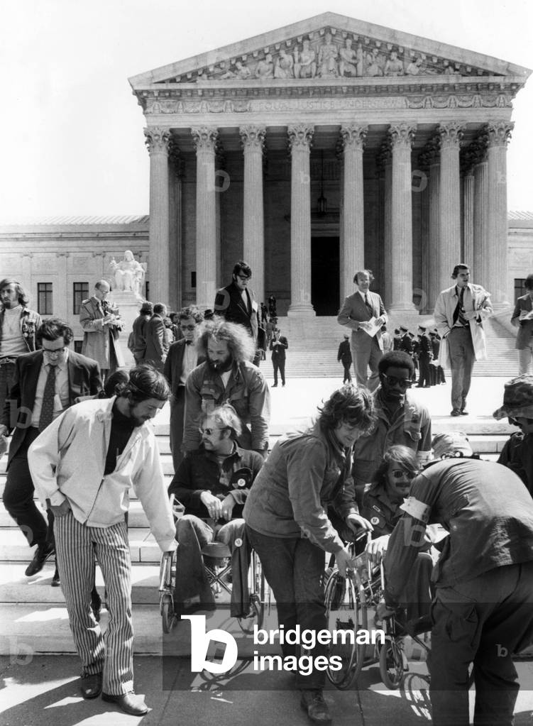 Washington on April 22, 1971 two amputes due to the Vietnam War went down the Supreme Court Marches after the arrest today of 110 veterans. They protested against the war and had spent a week in the capital putting pressure on congress members.