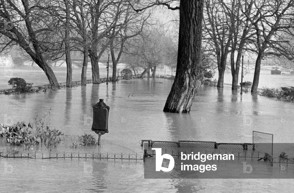 Floods in paris on February 1956 : the Seine river flooding the square du Vert Galant