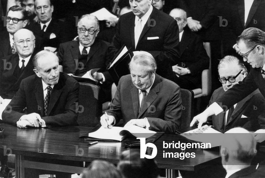 Ceremony of signature of treaty of entry of Great Britain in european communities January 24, 1972 in Brussels : Edward Heath, Alec Douglas Home, Geoffrey Pippon, Jean Monnet