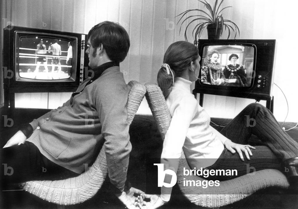 A chacun son emission televisee le 20 mars 1971 Neg A63034PL couple watching television, each watching a different program March 20, 1971