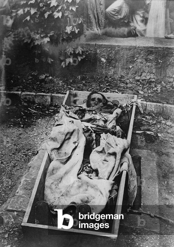 Nationalist propaganda picture against the alleged barbarism of the Republicans during Spanish civil war : nun assumed to be burried alive in the convent Beatas in Barcelona