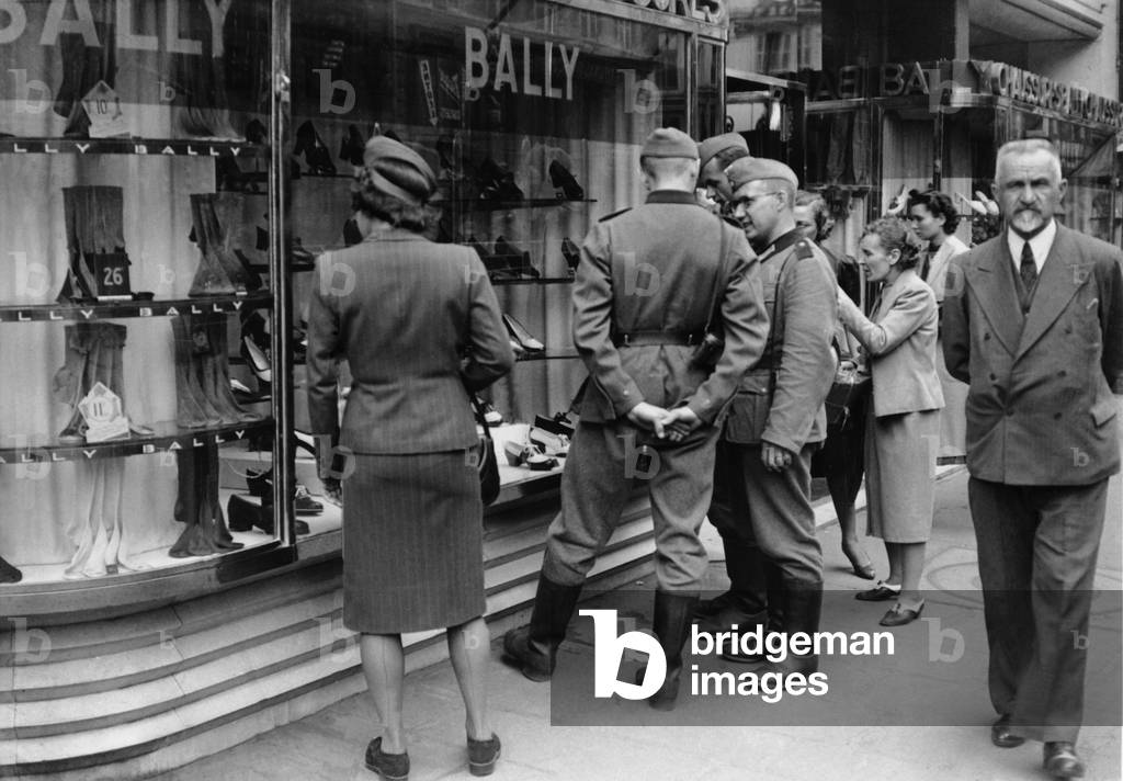 German soldiers in front of the sho window of Bally store in Paris during occupation (1940-1944)