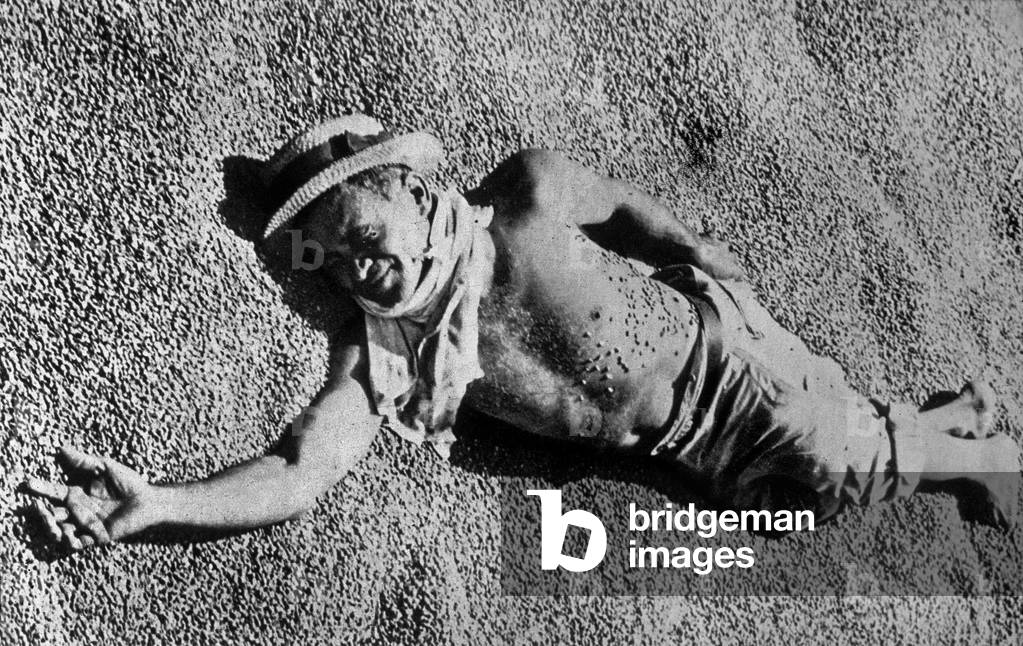 Overproduction of coffee in Brazil 1932 : a worker is sleeping on coffee