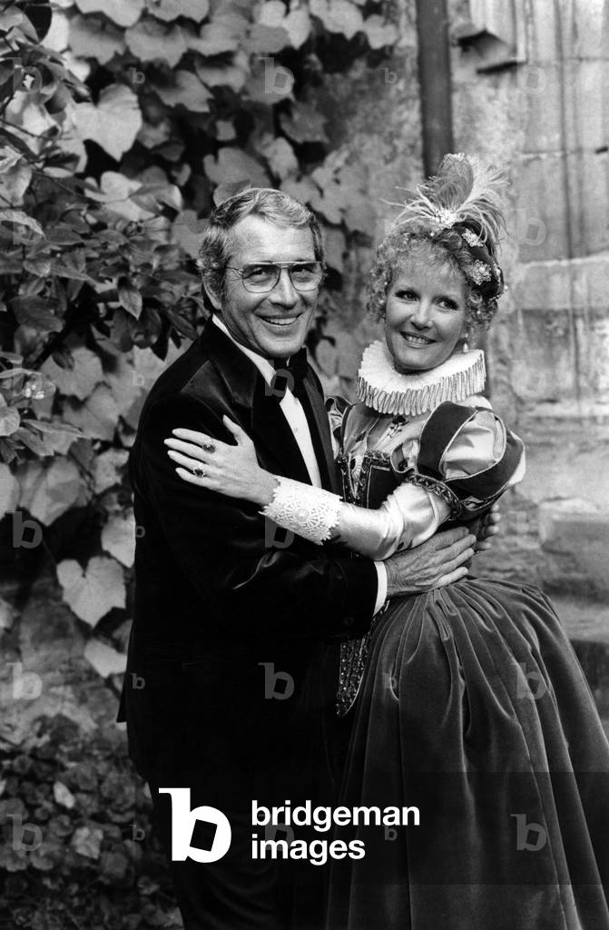 Perry Como with singer Petula Clark, invites in his Christmas special on BBCTV, October 23, 1977 Neg: B1921 PL