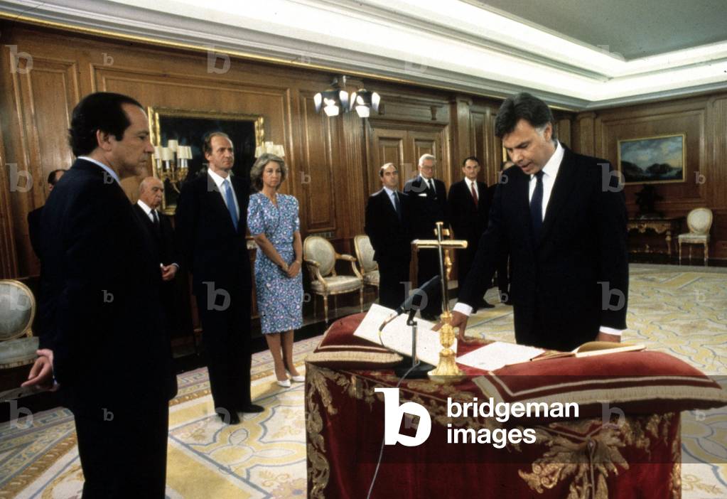 Felipe Gonzales, President of Spanish government, taking an oath on November 26, 1986 in presence of King  Juan Carlos and Queen Sofia