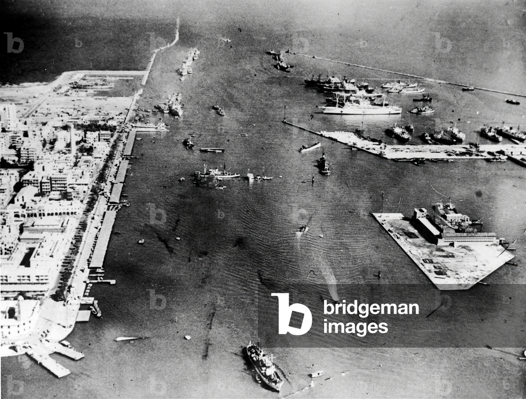 Entrance of Suez canal in Port Said (Egypt) : unjamming of boats which sank November 19, 1956