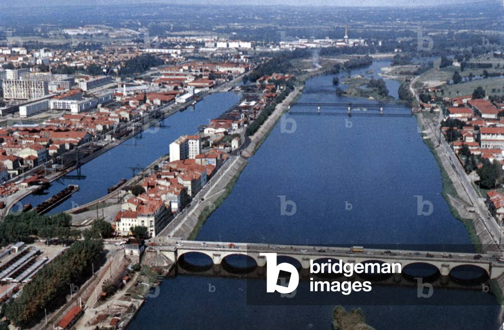 Roanne (France) : view of bridges over Loire river, c. 1970