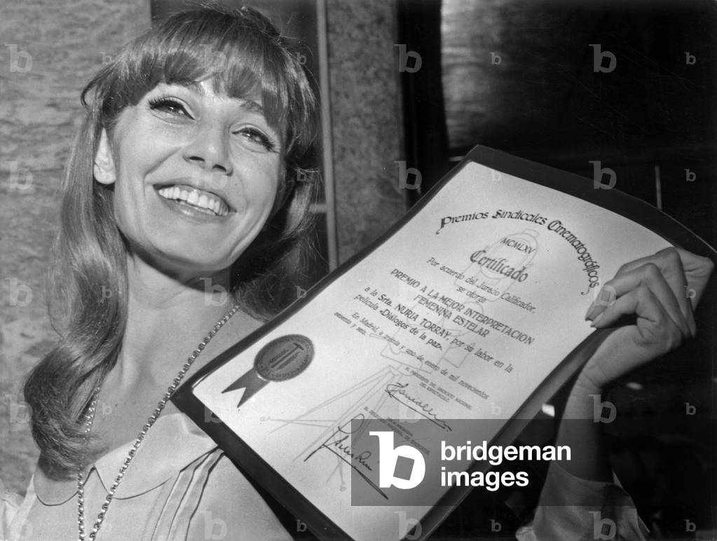Nuria Torray with her Union Award for Best Actress for the film “Dialogues of Peace” at a gala dinner at the Palace hotel in Madrid on January 31, 1966