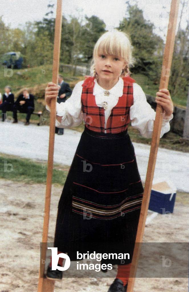 Mette-Marit Tjessem Hoiby born August 19, 1973 in Kristiansand in Norway and raised by her single mother. Here on the playground of his school around 1983. Future wife of Haakon of Norway. Mette Marit Tjessem Hoiby born on August 19, 1973 and future Queen of Norway. Here at school c1983.