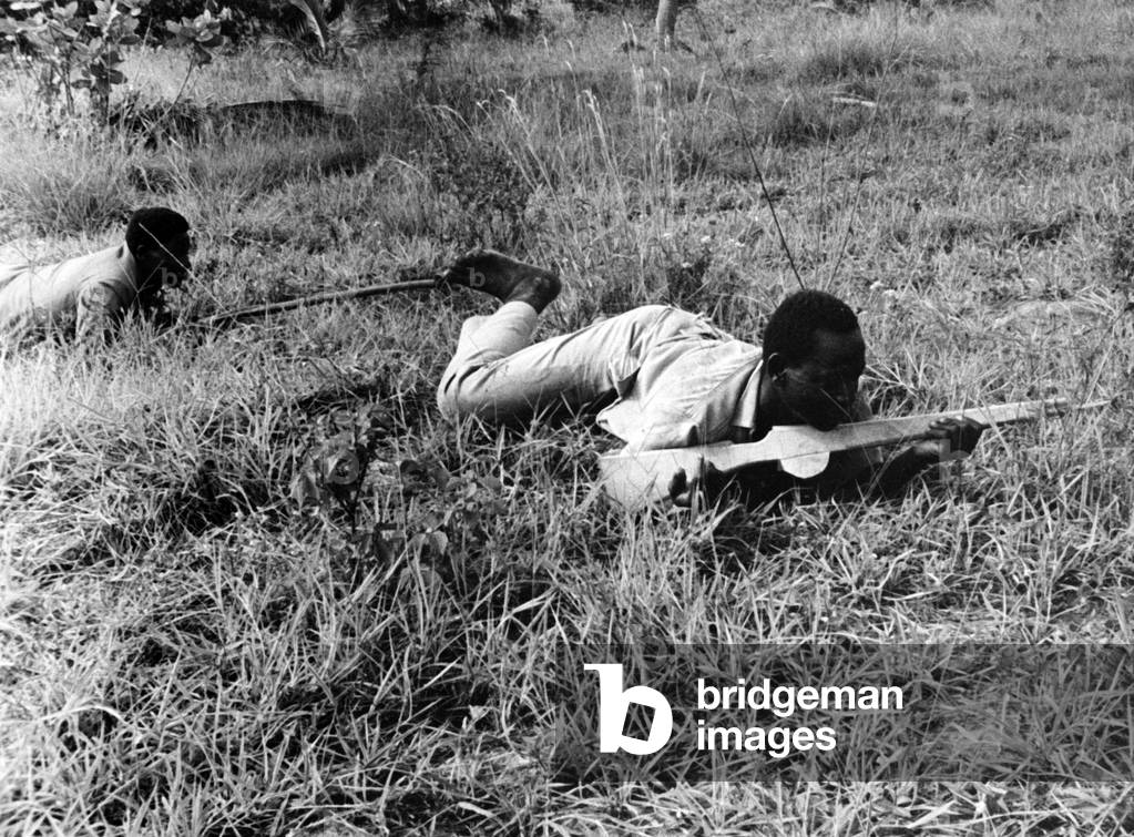 Frelimo guerilla (liberation movement of Mozambique against portuguese domination) : gerillas in Khawale traing camp, near Bagamoyo south of Dar-Es-Salaam March 1965, their weapons are given by Russian and Cezch
