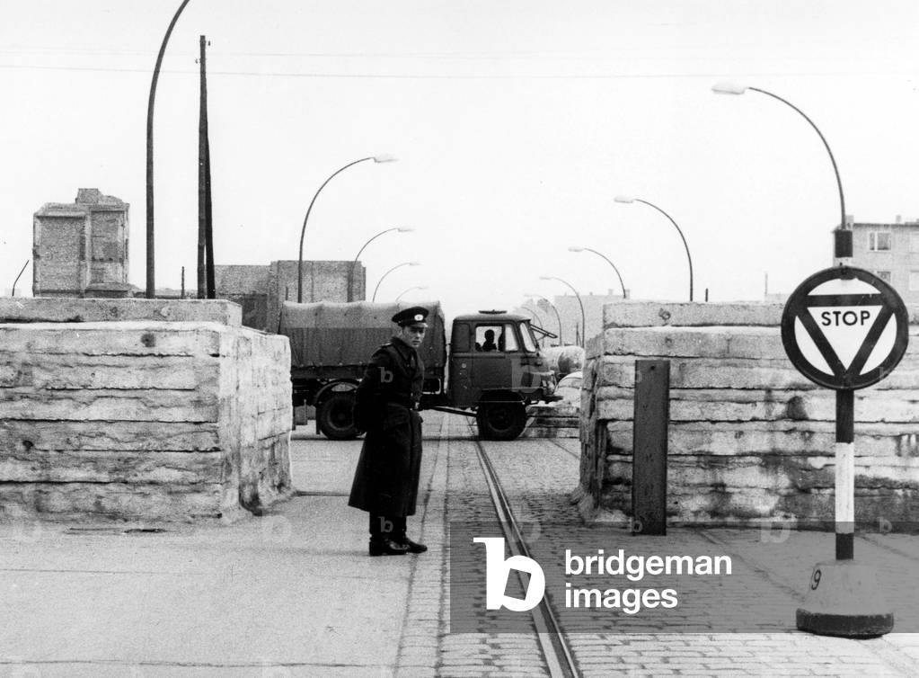 setting of the Berlin wall April 22, 1962