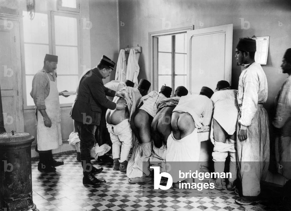 A military doctor vaccinated the algerian colonial infantryman, in Algeria, in June 1916