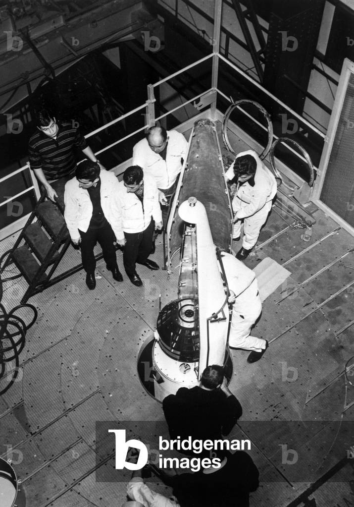 on Hammaguir base in Sahara, rocket Diamant A is going to put satellite (Asterix) into orbit (1st French satellite) : here preparation of the rocket on November 22, 1965