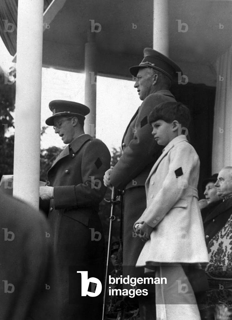Unveiling of a statue in memory of King  Albert 1st of Belgium in Brussels, October 22, 1951 : young King  Baudouin making a speech, former King  Leopold III and prince Alexander of Belgium