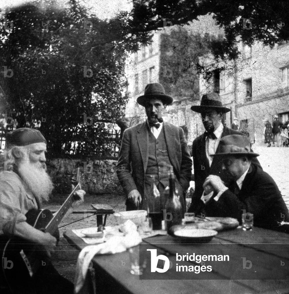 Paris, Montmartre : outside the cabaret 