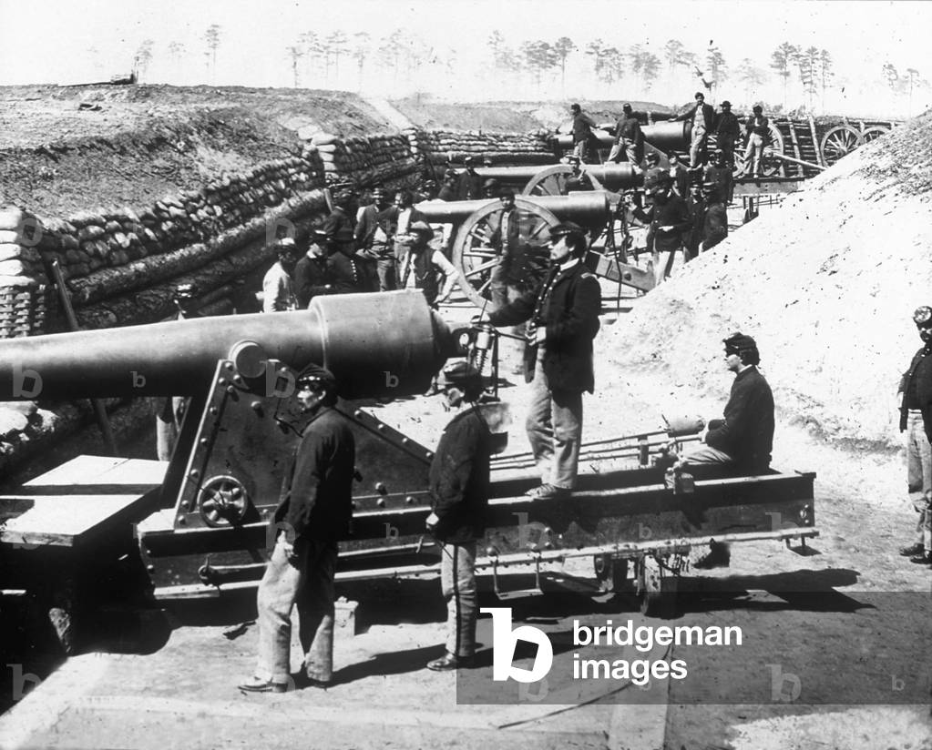 Americans soldiers of the Union (north) in front of a battery, on the James river, in Virginia, during the American Civil War between 1861 and 1965