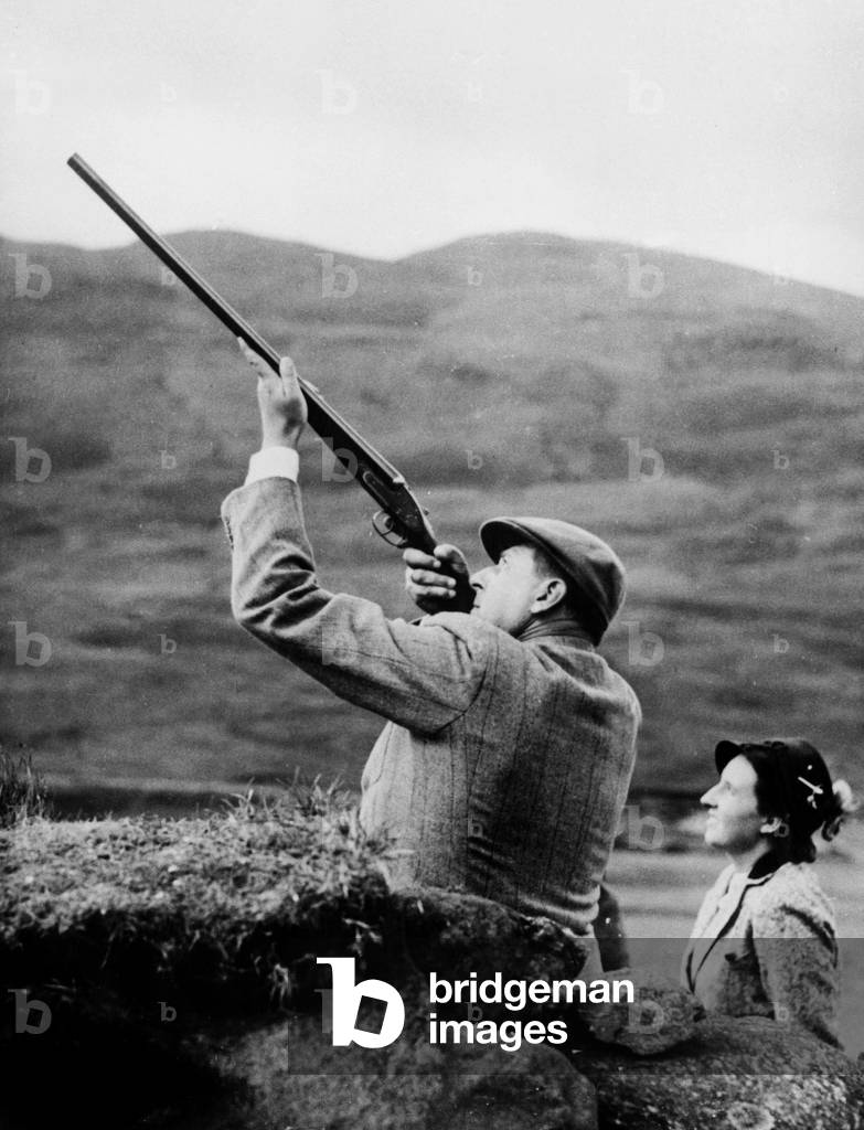 count Juan of Bourbon of Barcelone hunting with his wife Maria de las Mercedes in Spain August 22, 1957 (Juan Carlos' father and mother)