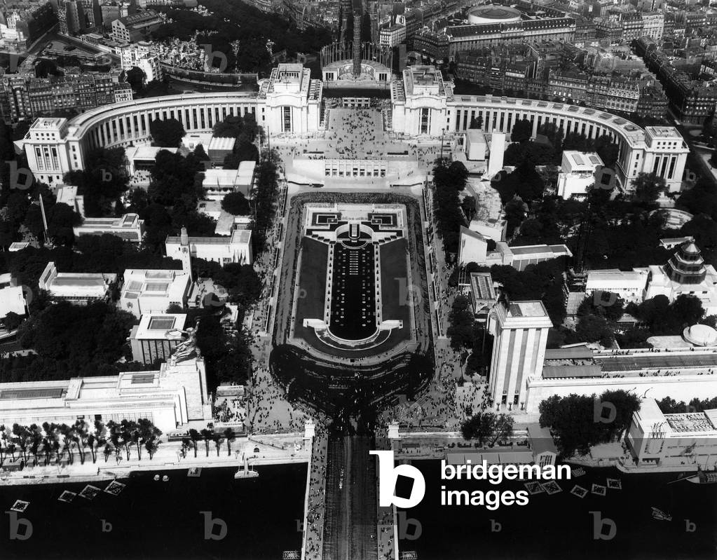 World Fair, Paris, 1937 : the Trocadero with the 