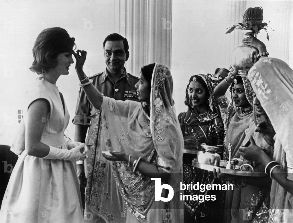 Jackie Kennedy at Raj Mahal in Jaipur, India on March 19, 1962 under look of maharadjah of Jaipur photo NARA