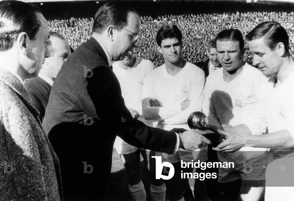 Raymond Kopa received trophy of the Best Footballer of the year 1958, here before game between team Real of Madrid and team Barcelone, in Madrid February 20, 1959
