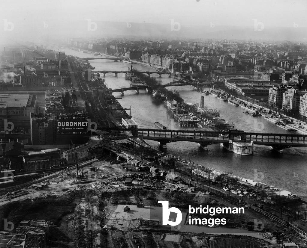 Preparation of Paris world fair in 1937 : the 