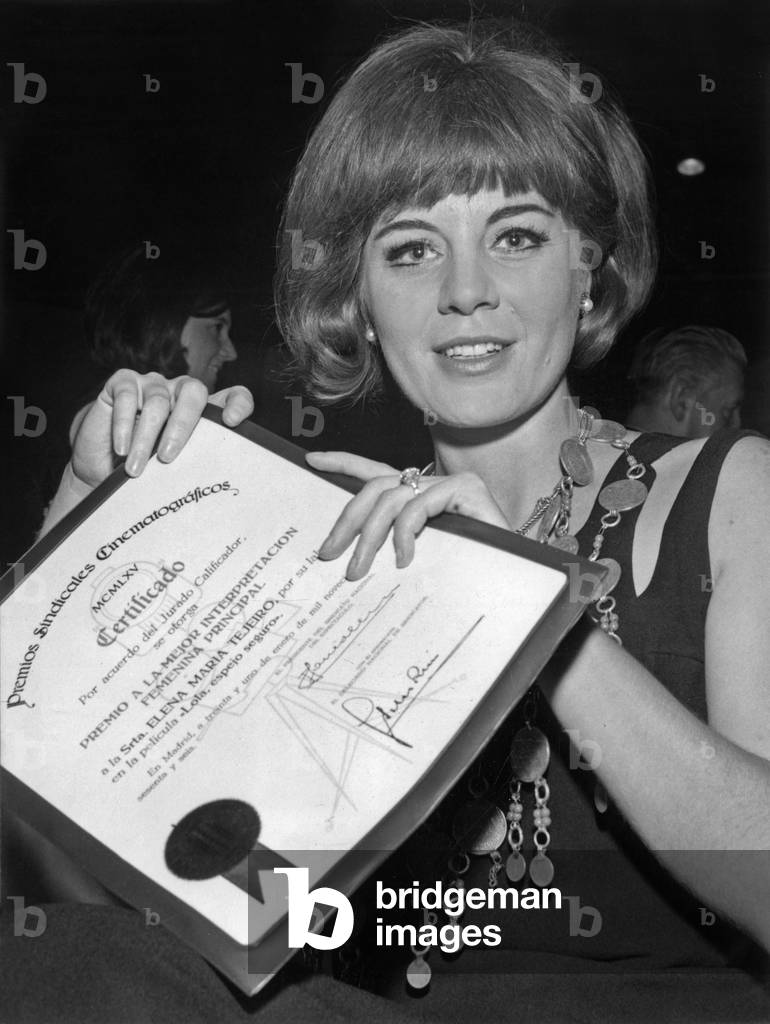 Neg: A17169PL Actress Elena Maria Tejeiro after receiving the 1965 Film Union Award for Best Actress for her film “Lola dark mirror” at a gala dinner at the Palace hotel in Madrid on January 31, 1966