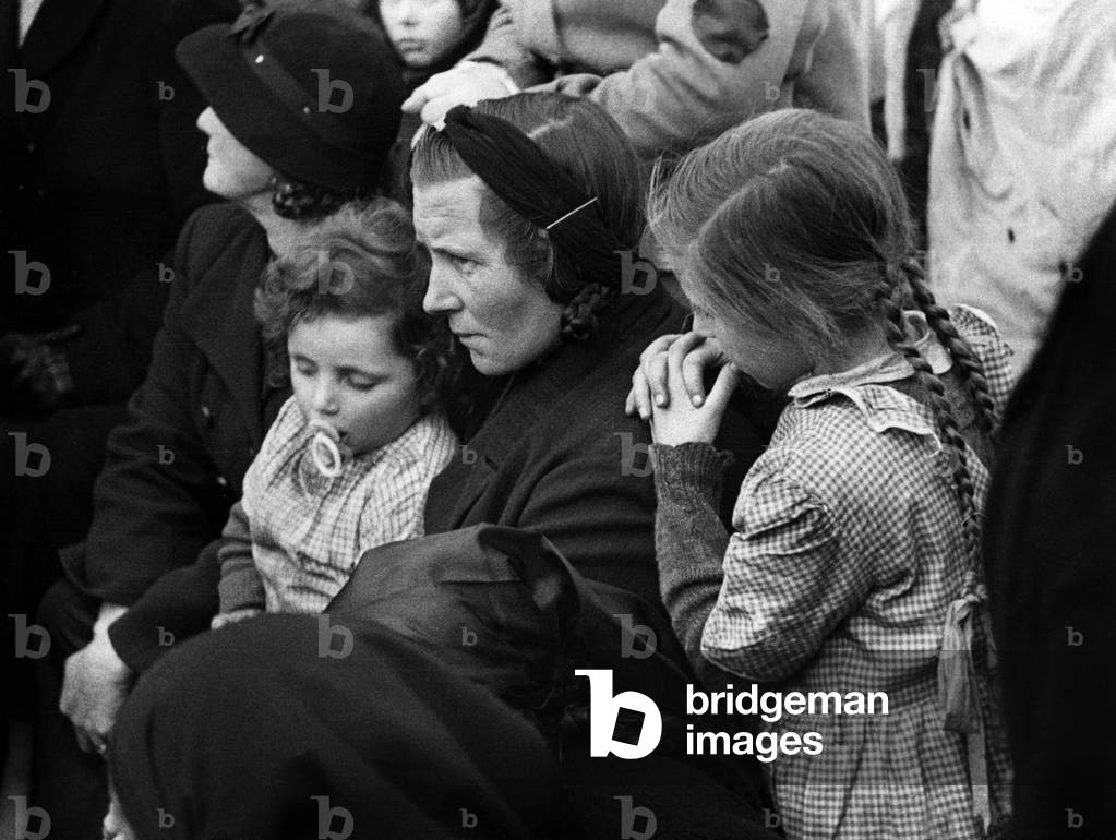 Dead of a gypsy queen, 50's : come from all England, relative of the dead Queen sit silent now that the last rites are being carried out