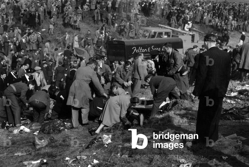 The Farnborough disaster : pilot John Derry, his passenger and observer Anthony Richards, and 28 spectators killed at the jet fighter crashed. England, September 6th, 1952.