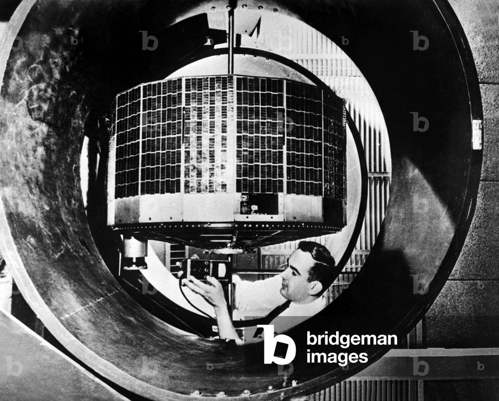 Neg: 62514PL Tiros cells controlled by a satellite technician on 11 May 1960