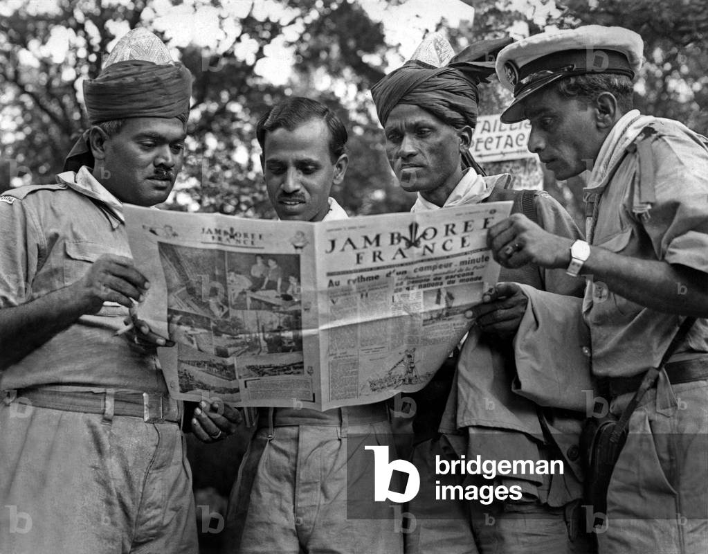 Indian boyscouts reading French paper 
