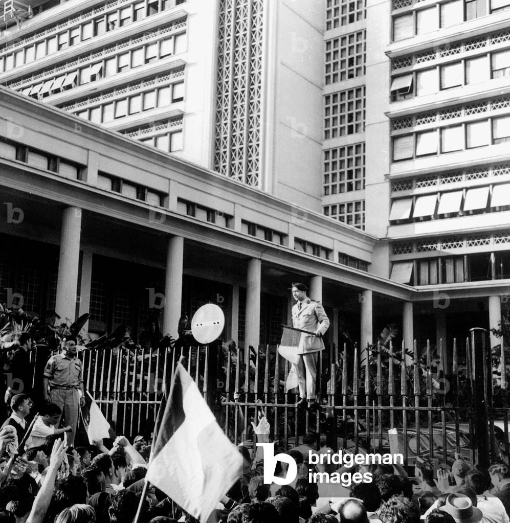 War in Algeria : May 13, 1958 in front of the Government building a French officer trying to calm down the demonstrators before the announcement of a committee of national salvation in favour of French Algeria