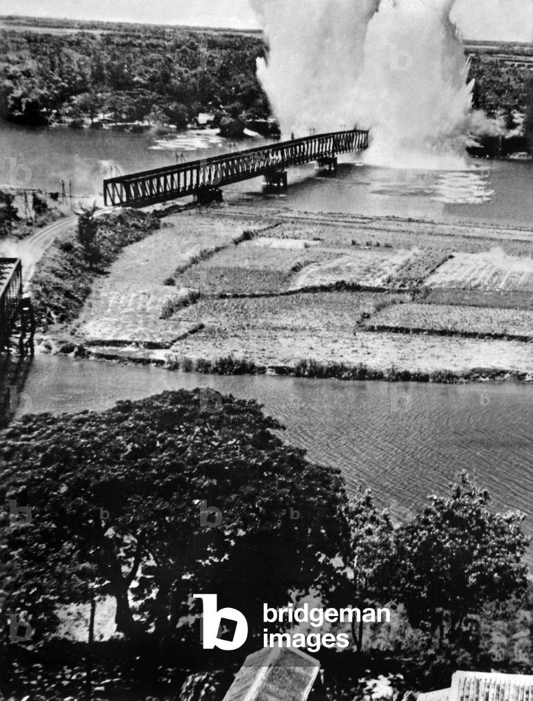 American army bombing japanese positions in Indochina here the bridge of Dai Giang 1945