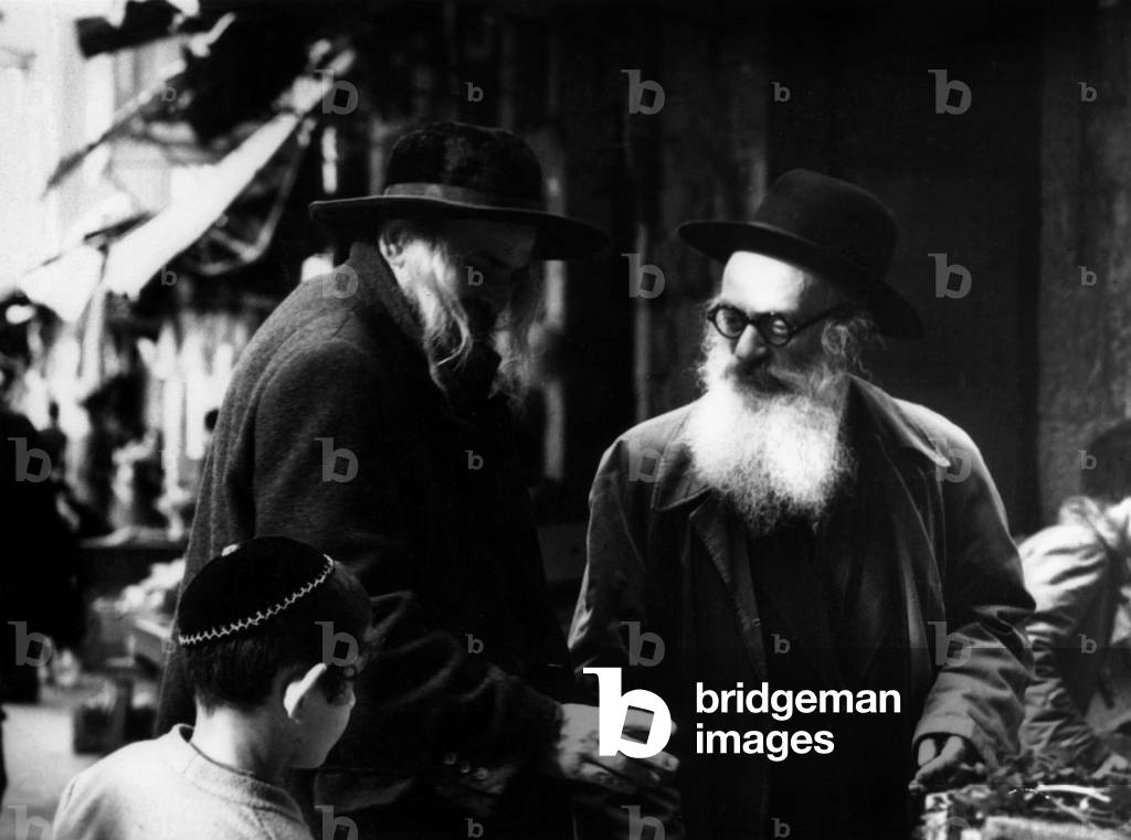 jewish ghetto in Jerusalem : 2 old men and a boy, January 1962