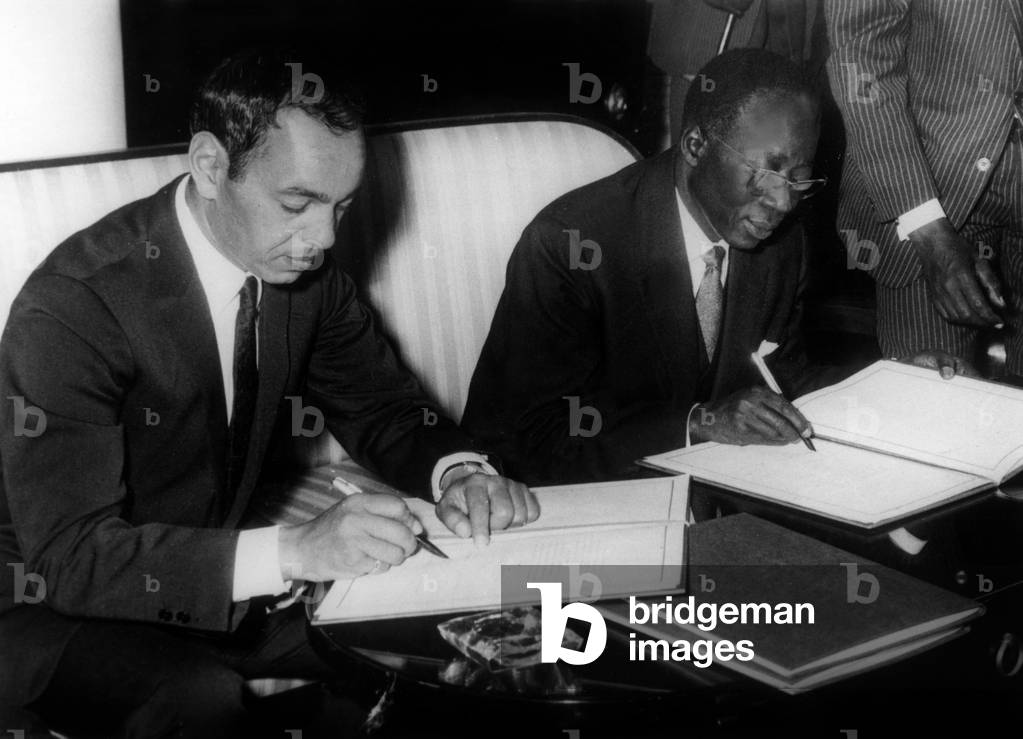 King of Morocco Hassan II and senegalese President Leopold Sedar Senghor signing a common statement in Dakar on March 30, 1964