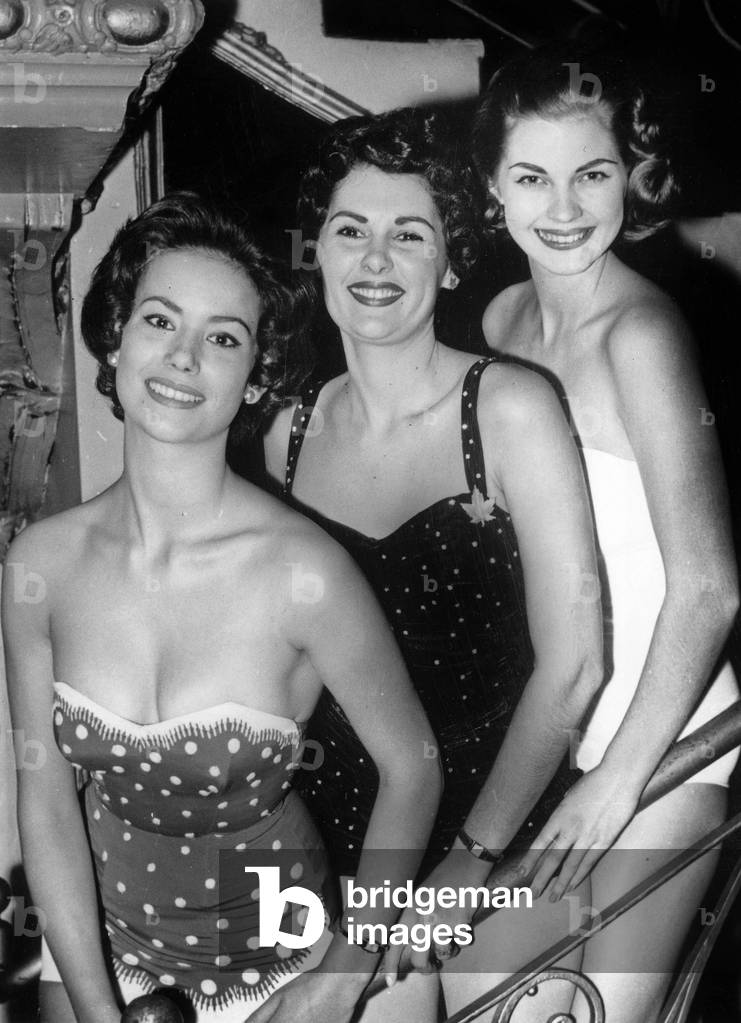 Ann Coelen (Miss South Africa) elected Miss World 1959 , here with her 1st dauphine Claudine Oger (Miss France 1958) and Marilyn Ann Keddie (Miss Canada) semi-finalist in 1958