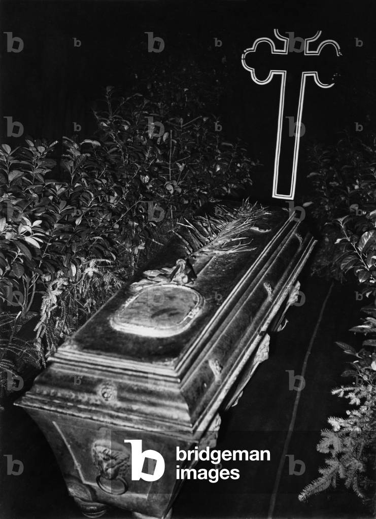 Return of the ashes of the Aiglon, son of Napoleon1st : arriving at East station in Paris, on December 14-15, 1940 : cofin in the special wagon udes as temporary mortuary