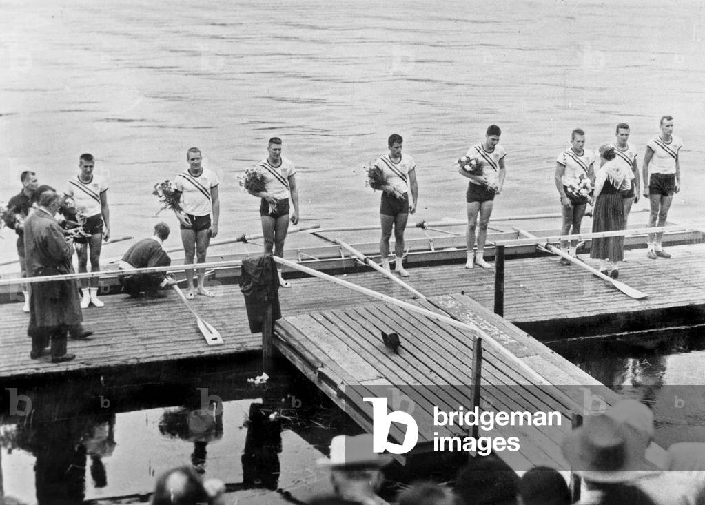 Summer Olympic Games in Helsinki : American team receiving flower bunch after winning the final race July 1952