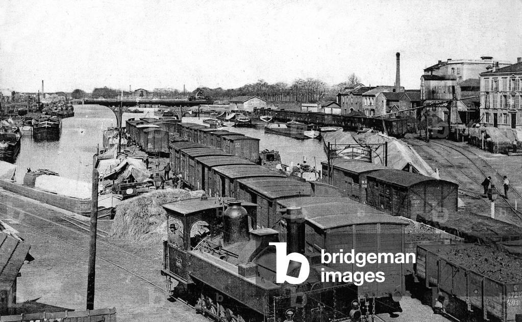 Roanne (France) : view of the harbour of canal in 1904