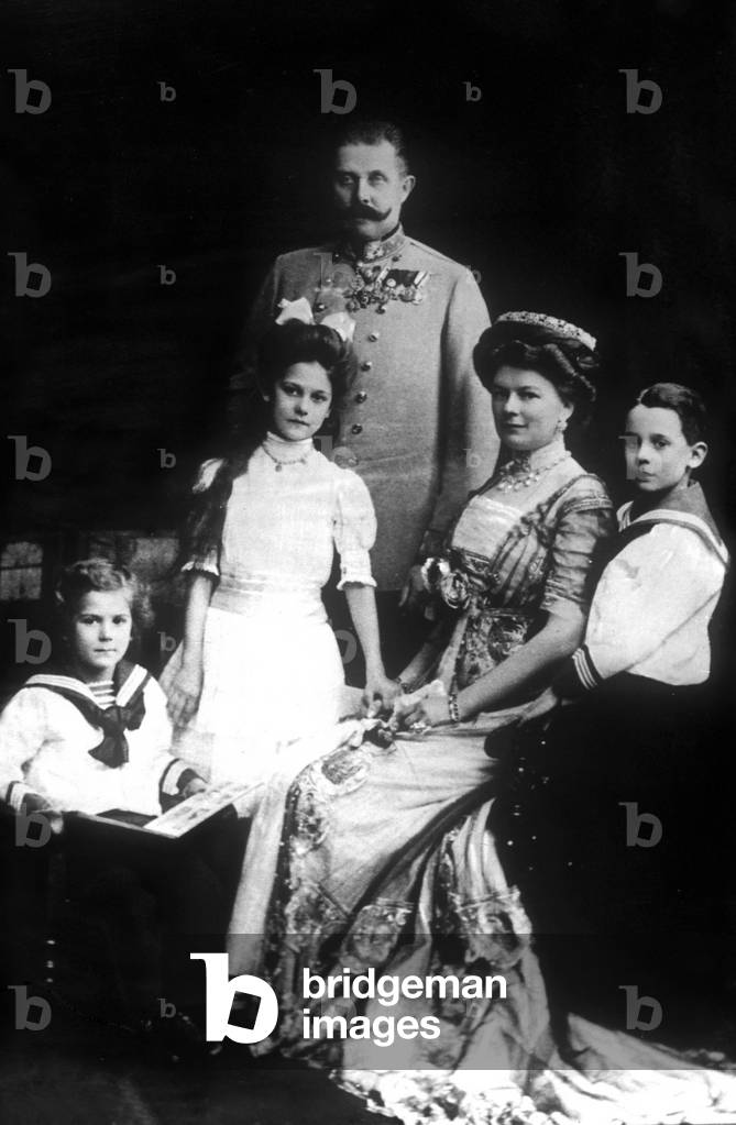 Francois Ferdinand of Habsburg (1863-1914) archDuke of austria with his wife Sophie de Hohenberg and their children : Princess Sophie of Hohenberg, prince Maximilien of Hohenberg, prince Ernest of Hohenberg (l) c. 1908