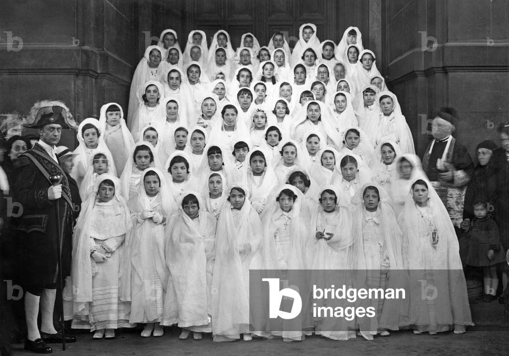 Communion of young girls from a Parisian private school (18th arrondissement) with the local priest in 1938