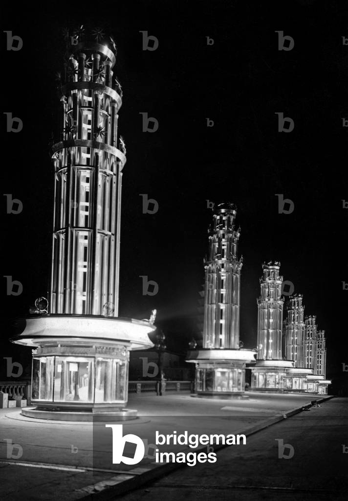 World Fair, Paris, 1937 : the way of light and radio on the Pont Alexandre III (bridge) by Philips and architect Henri Favier, by night