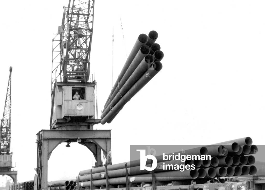 building of the pipelines for the exploitation of oil in Sahara desert November 06, 1957
