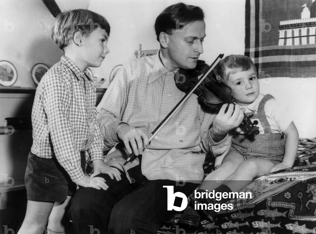 Violinist Yehudi Menuhin (1916-1999) and his two sons (Gerard and Jeremy), December 13, 1954